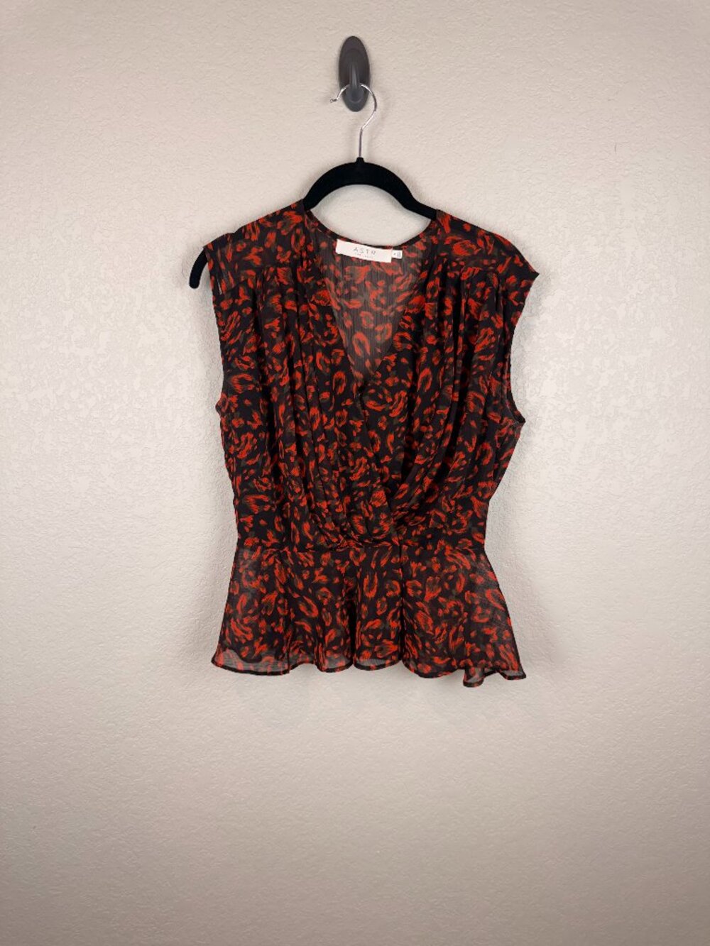 ASTR the Label Red Black Leopard Print Surplice Peplum Blouse Small